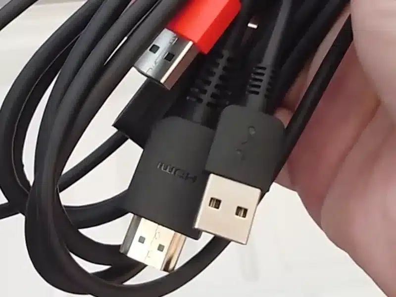 Kamvas 13 (Gen3)に付属する接続ケーブル一式。HDMIや赤色のUSB端子などが束ねられている。