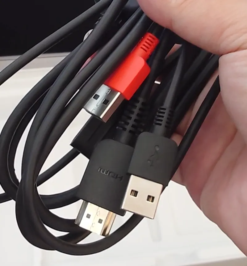 Kamvas 13 (Gen3)に付属する接続ケーブル一式。HDMIや赤色のUSB端子などが束ねられている。
