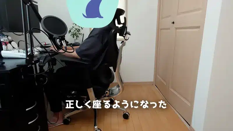 COFO Chair Premiumに座って姿勢が改善し、背筋を伸ばしてデスクワークに集中している様子。