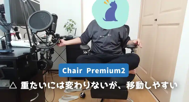 デスク前でCOFO Chair Premiumに座り、新しいキャスターの滑らかな移動しやすさを試す男性。