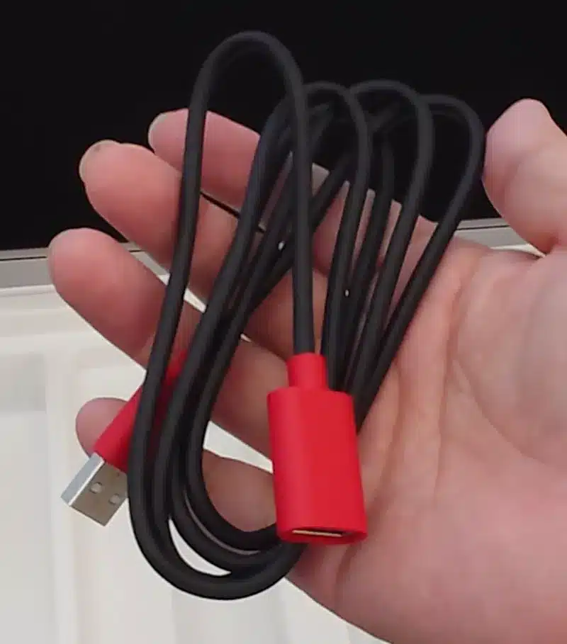 赤いUSBの延長ケーブルが入っているが、使わなくてもい良い