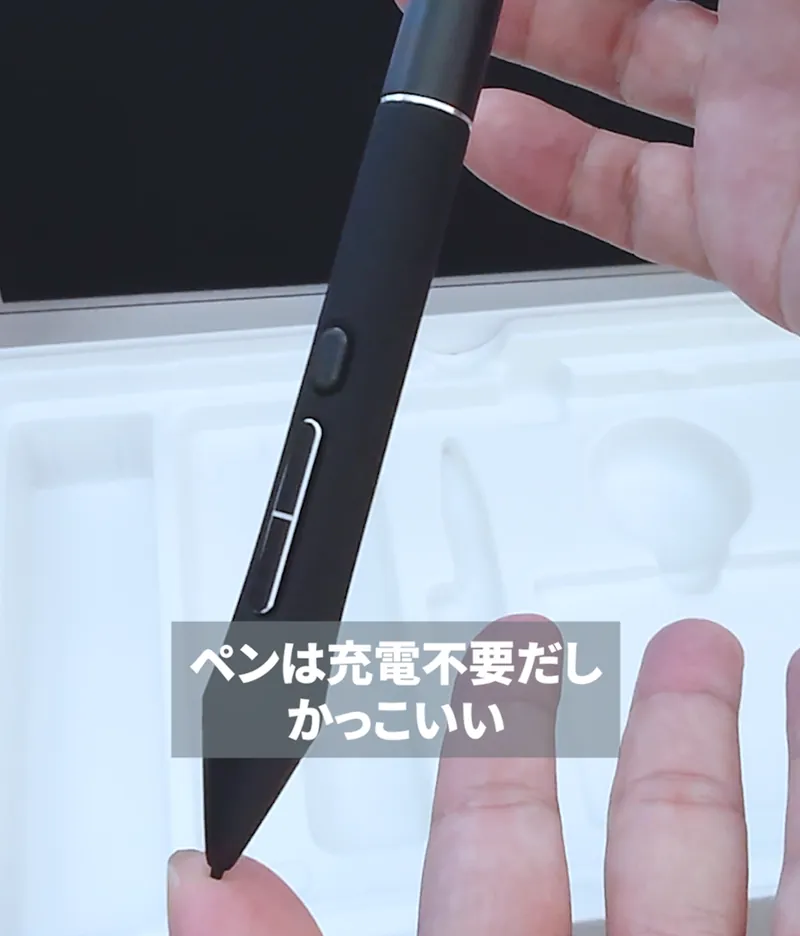 Huion Kamvas 13 (Gen3)の充電不要なペンを手に持ち、描き心地に関わるペン先を確かめている。
