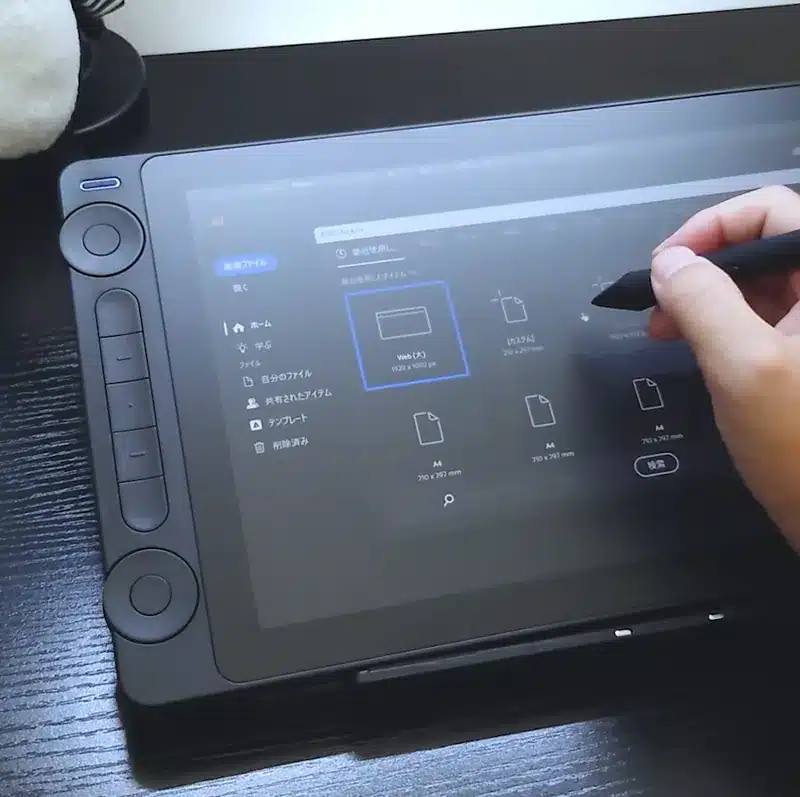 Huion Kamvas 13 (Gen3)をペンで操作し、デザインソフトの新規ドキュメントを作成している様子。
