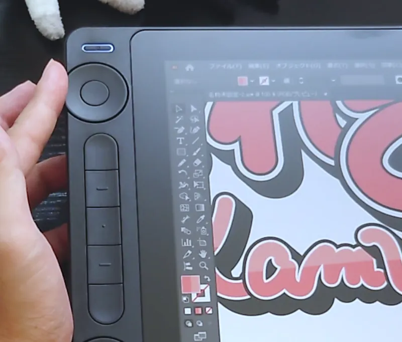 Huion Kamvas 13 (Gen3)の便利なダイヤルを左手で操作し、イラスト制作を効率化している様子。